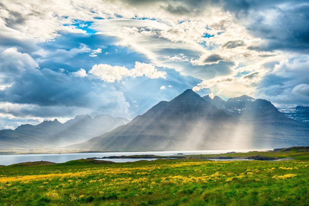 アイスランド　Sun is shining through the clouds on the fjord on the Iceland　shutterstock_147167321
